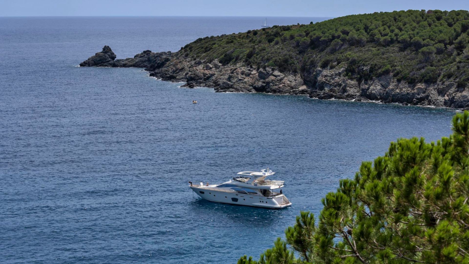Sardaigne en yacht : pourquoi cette île séduit les navigateurs de Méditerranée ?