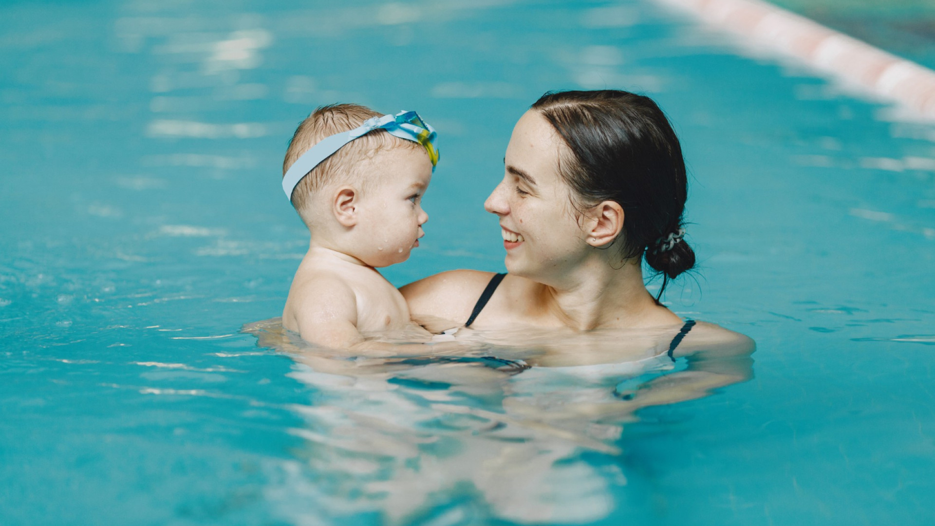 Apprendre à nager à Paris : ce qui a vraiment changé pour les bébés