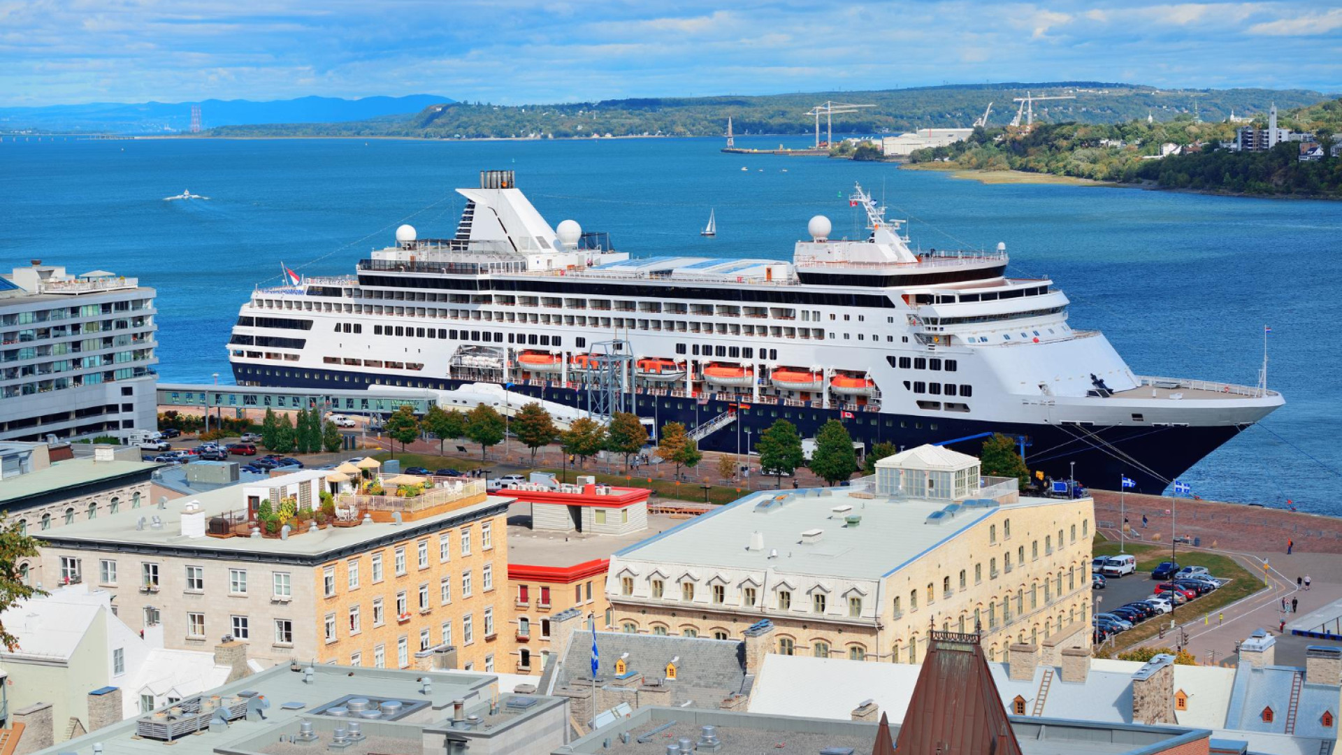 Travailler sur un bateau de croisière : métiers, salaires et réalité du quotidien à bord